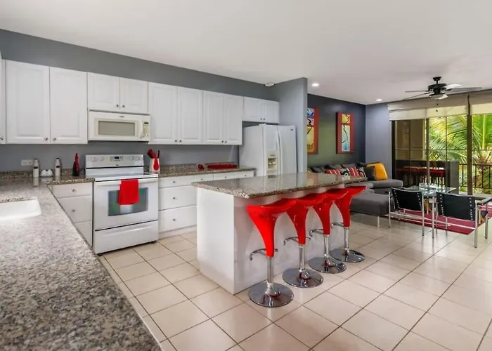3rd-floor Space With Modern Décor Recently Renovated Viewing Over Pool In Сasa de vacaciones
