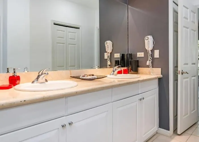 3rd-floor Space With Modern Décor Recently Renovated Viewing Over Pool In *