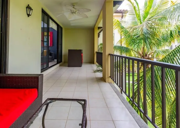 3rd-floor Space With Modern Décor Recently Renovated Viewing Over Pool In Сasa de vacaciones