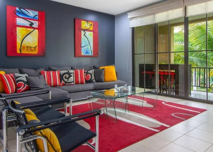 3rd-floor Space With Modern Décor Recently Renovated Viewing Over Pool In *